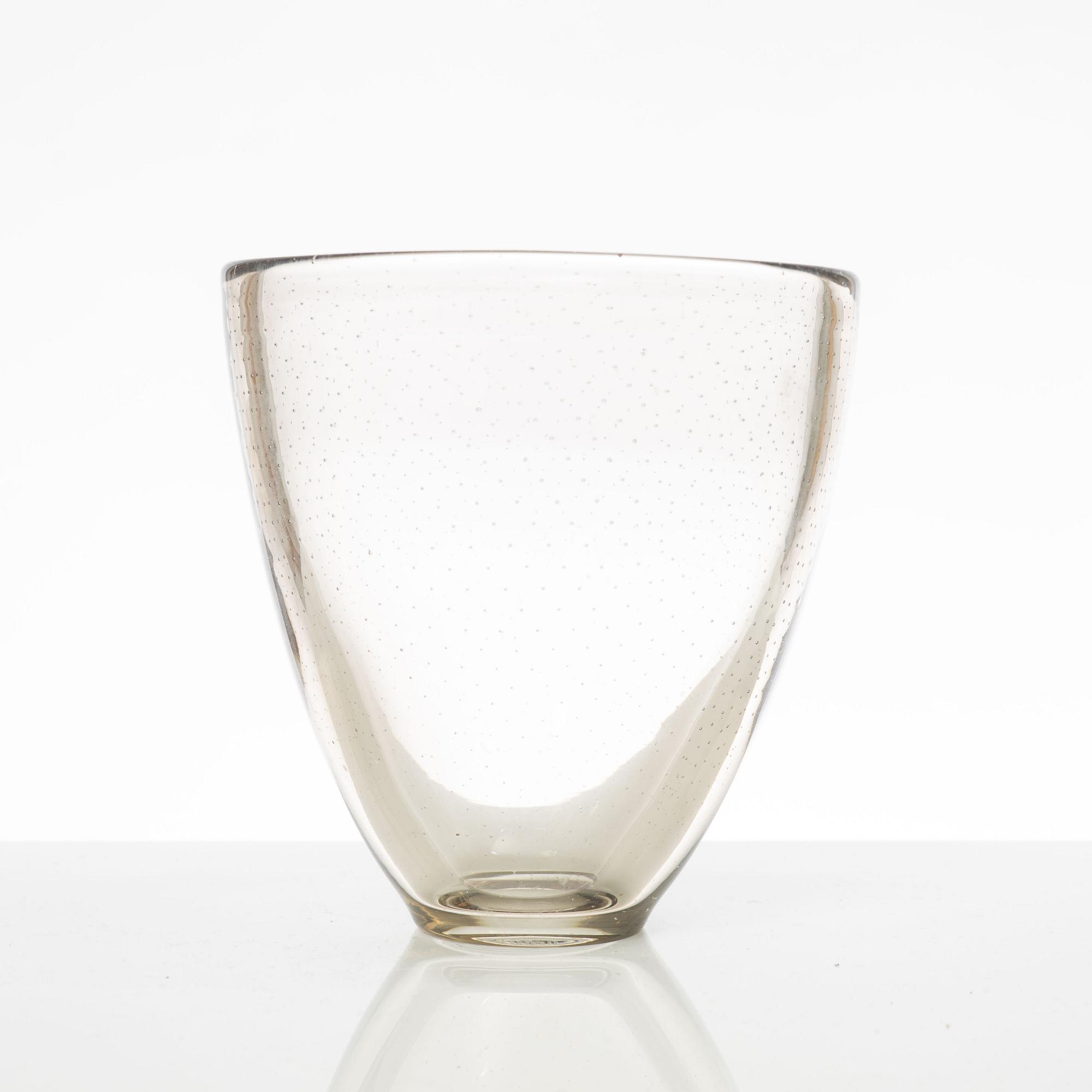 Gunnel Nyman, a glass vase, Nuutajärvi, Notsjö, Finland, 1947.