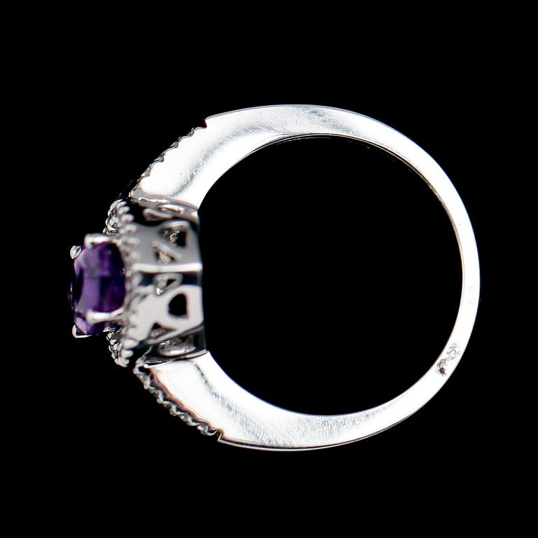 RING, 10 k vitguld, navettslipad ametist och briljantslipade diamanter tot 0.25 ct.