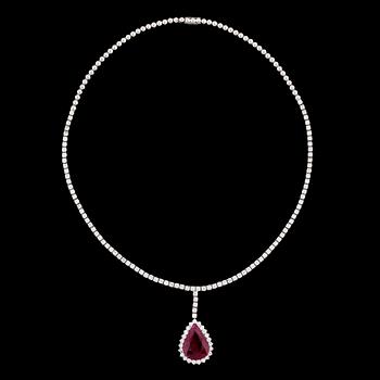 1223. COLLIER, droppslipad rubin, 8.33 ct, med briljantslipade diamanter, tot. ca 6 ct.