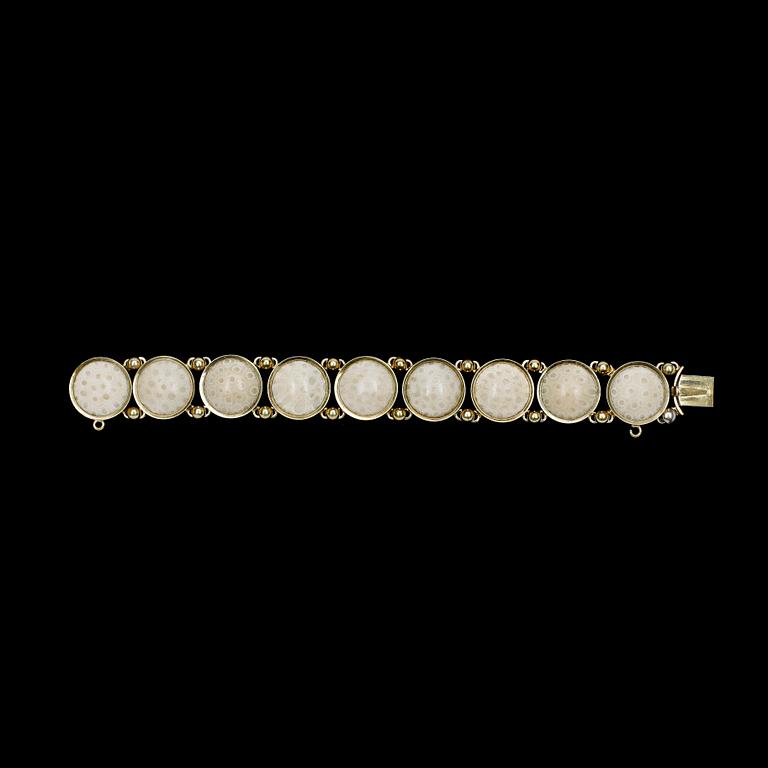 ARMBAND, förgyllt silver och polerad kalksten, Karl Meyer, Stockholm, 1897.