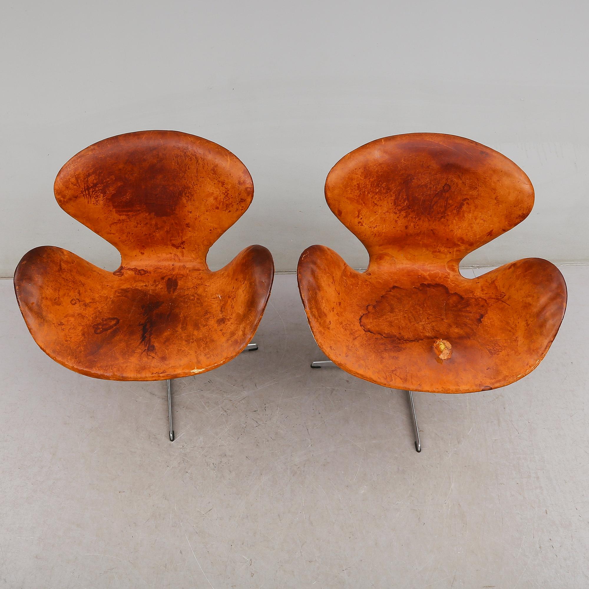FÅTÖLJER, 1 par, "Svanen", Arne Jacobsen för Fritz Hansen, 1900-talets mitt.