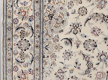 A part silk Nain carpet, so-called 9LAA, approx. 306 x 202 cm.