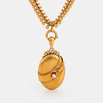 886. An 18K gold locket set with a pearl and an 18K gold chain.