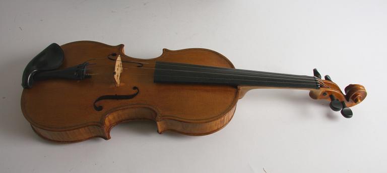 VIOLIN, i låda.