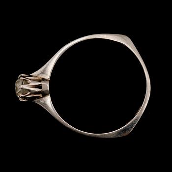 RING, 18 k vitguld, Stockholm 1965, med solitär diamant.