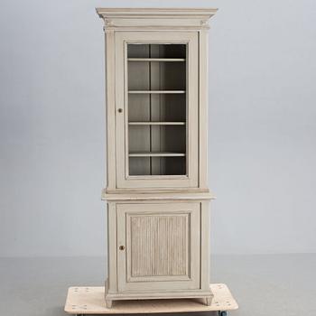 VITRINSKÅP, omkring 1900.