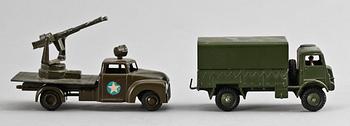 MILITÄRLEKSAKER, 3 st, Dinkytoys resp Tekno. 1950-tal.