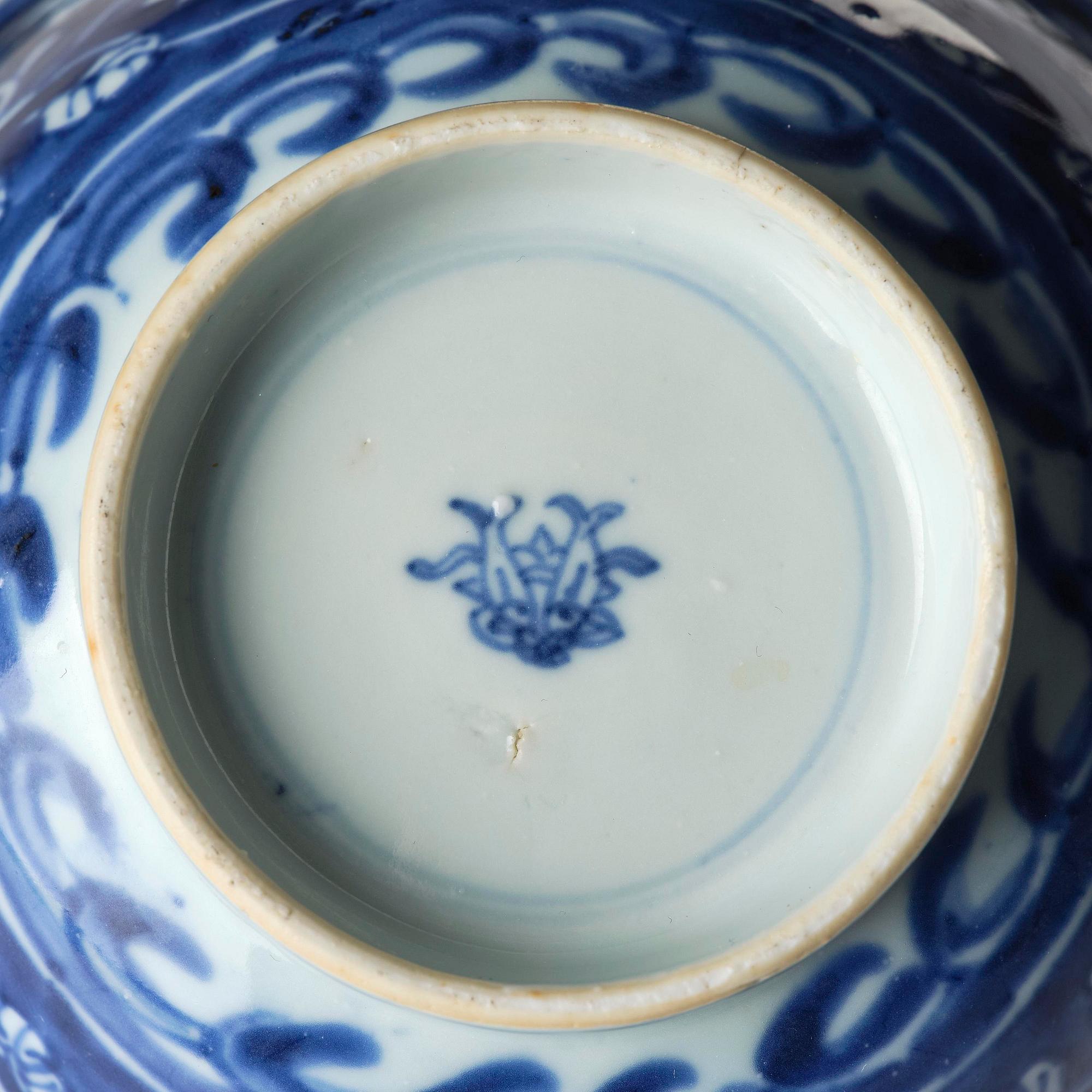 A pair of blue and white reverse decorated floral bowls, Qing dynasty, Kangxi (1662-1722).