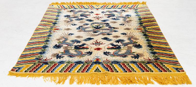 Matta semiantik silke Kina, ca 185 x 122 cm.