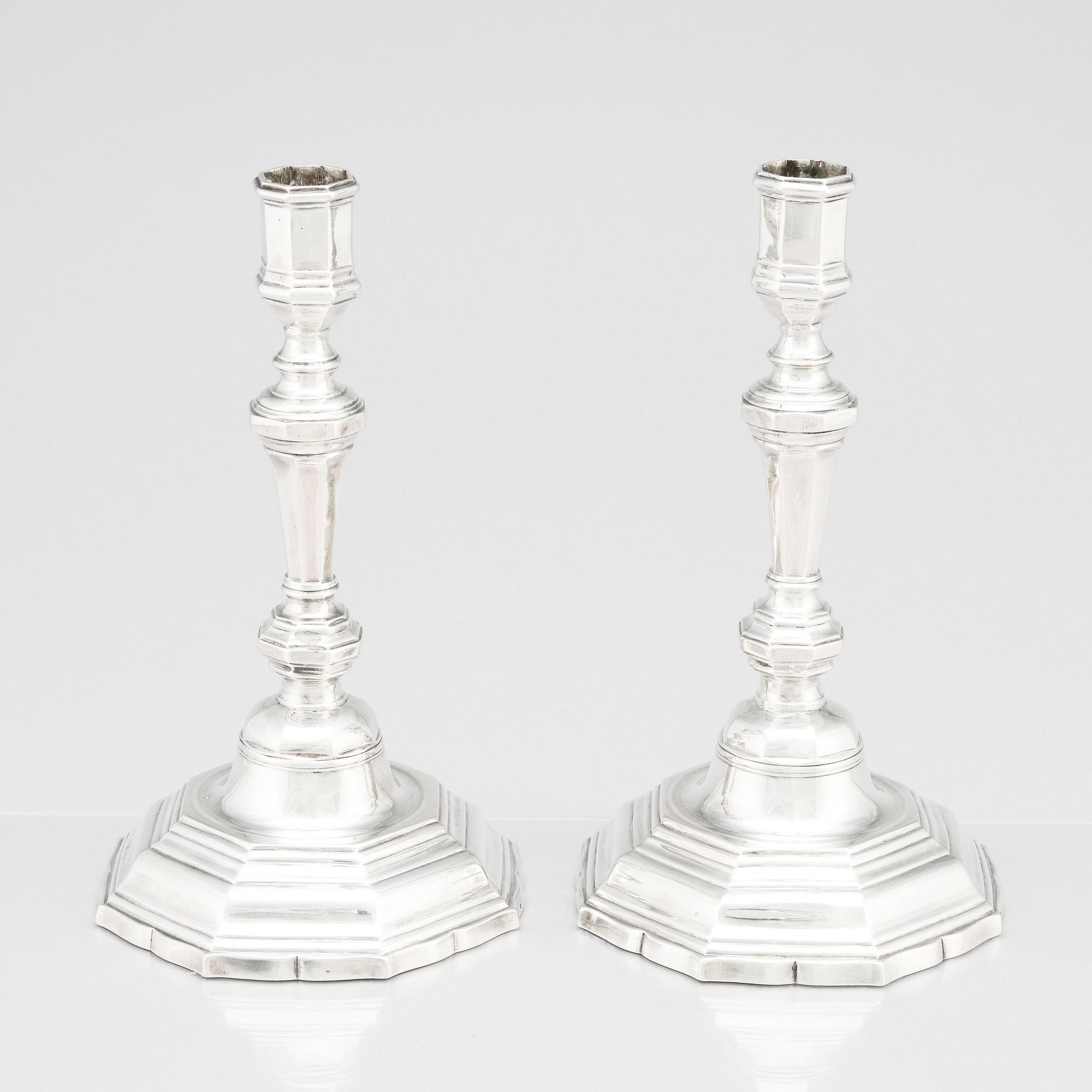 Ljusstakar, ett par, silver, Antoine Bailly. Charge och déchargestämplad Paris 1750-1756.
