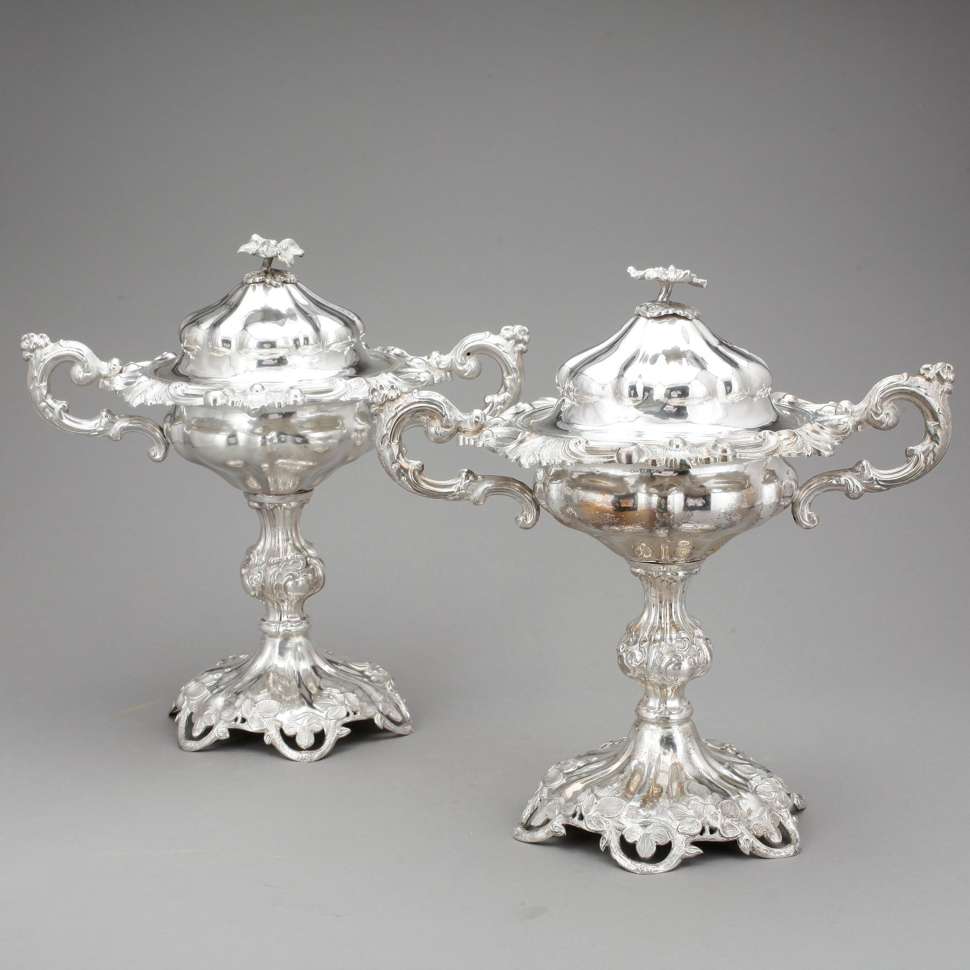 SOCKERSKÅLAR, ett par, silver, Carl Olof Holm, Norrköping, 1859. Vikt ca 1725g.