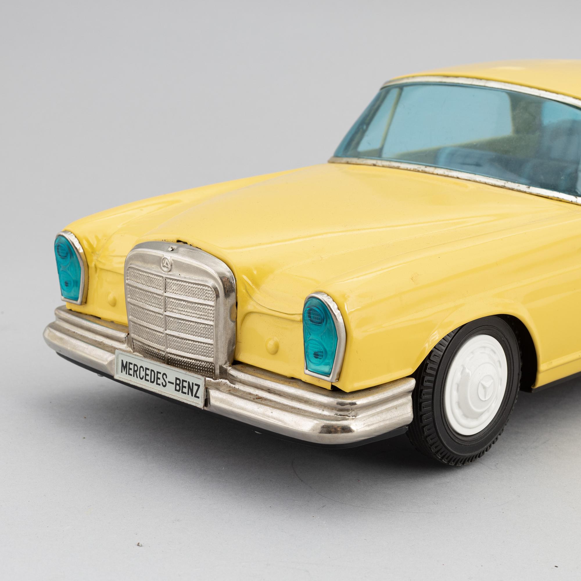 A scale tin model of a Mercedes-Benz 300 SE by Ichiko, in a box.