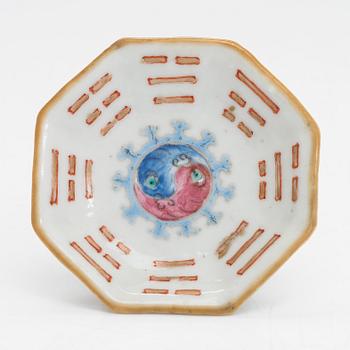 A footed porcelain dish, late Qing dynasty, China.