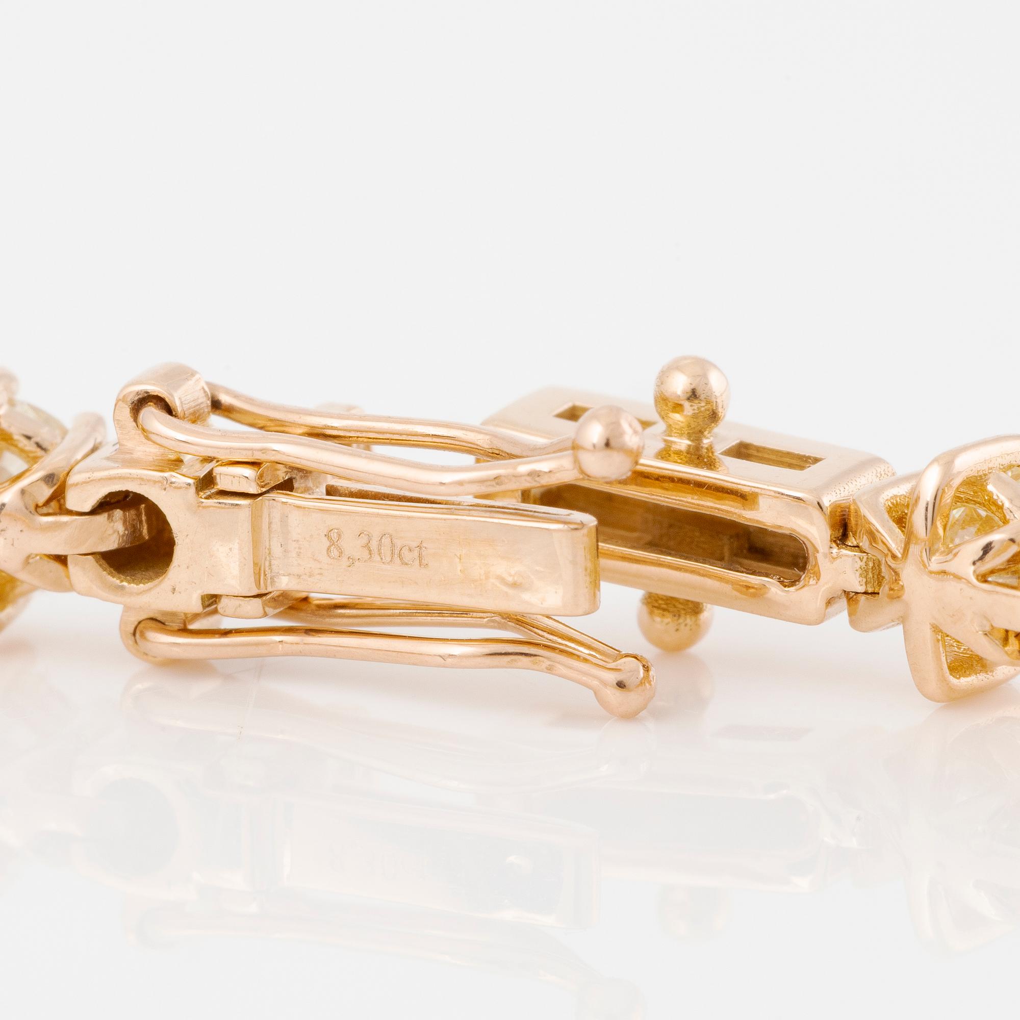 Tennis bracelet in 18K gold with brilliant-cut diamonds.