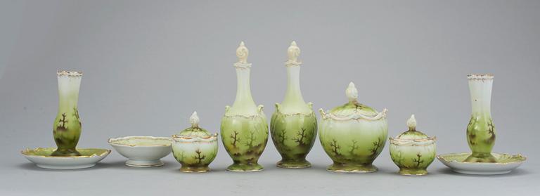 TOALETTBORDSUPPSATS, 8 delar, Gardner, Ryssland, 1800-talets slut.