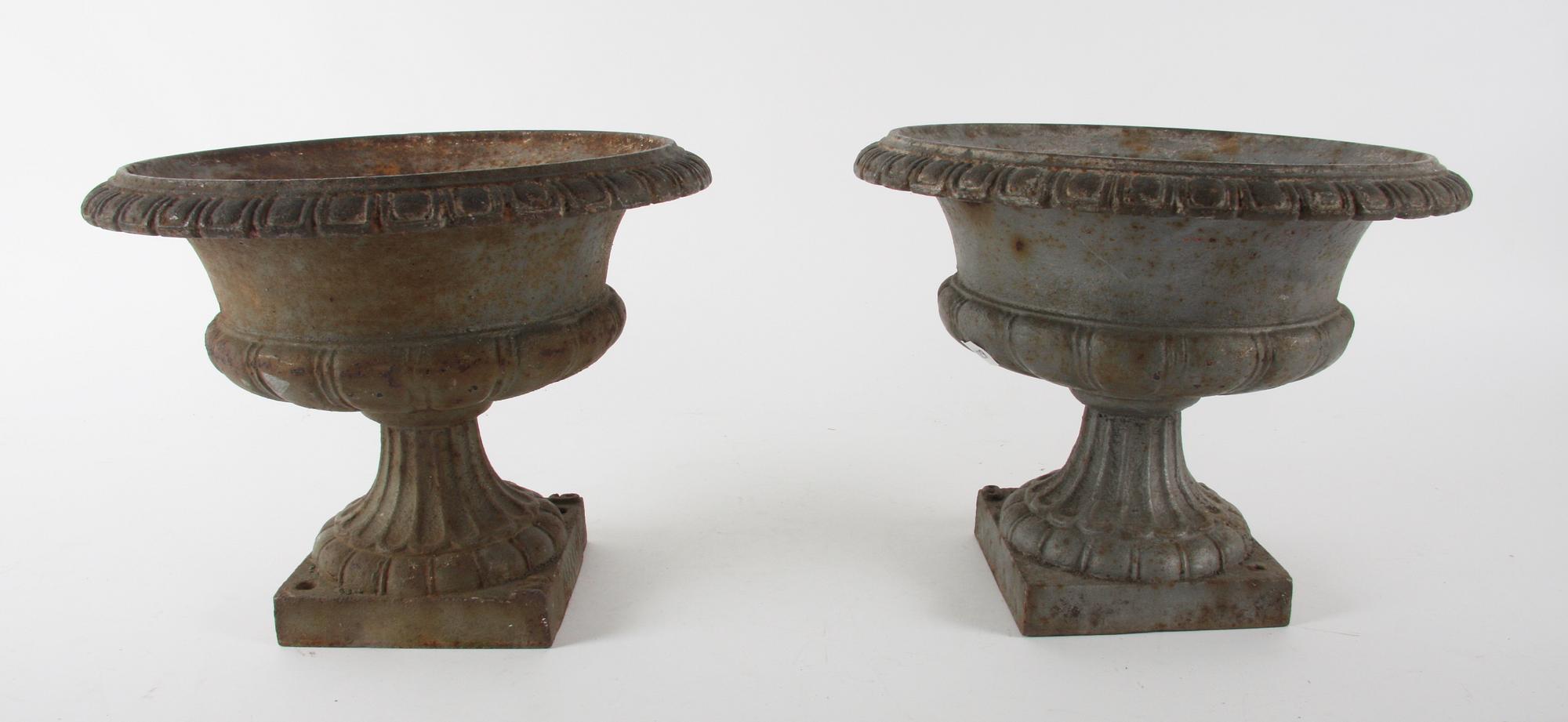 TRÄDGÅRDSURNOR, ett par, gjutjärn, Skoglund & Olson.