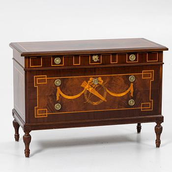 Chest of drawers, first half of the 20th century.