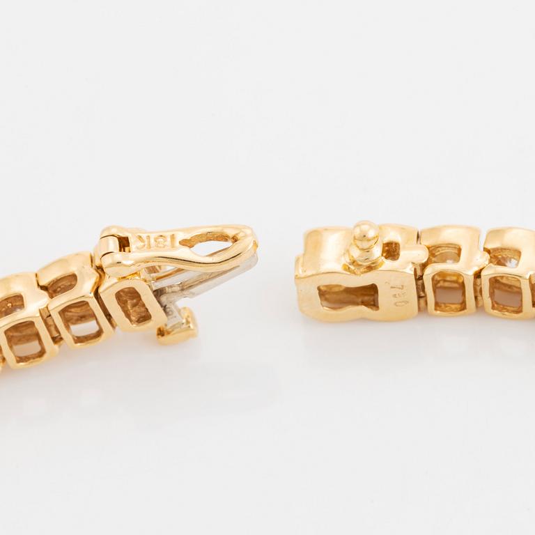 An 18K gold bracelet set with round brilliant-cut diamonds.