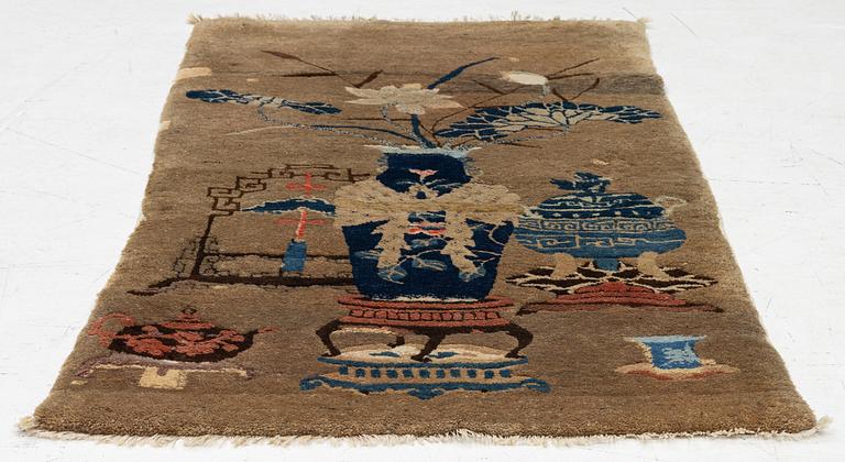 Matta, Kina, antik, ca 122 x 64 cm.