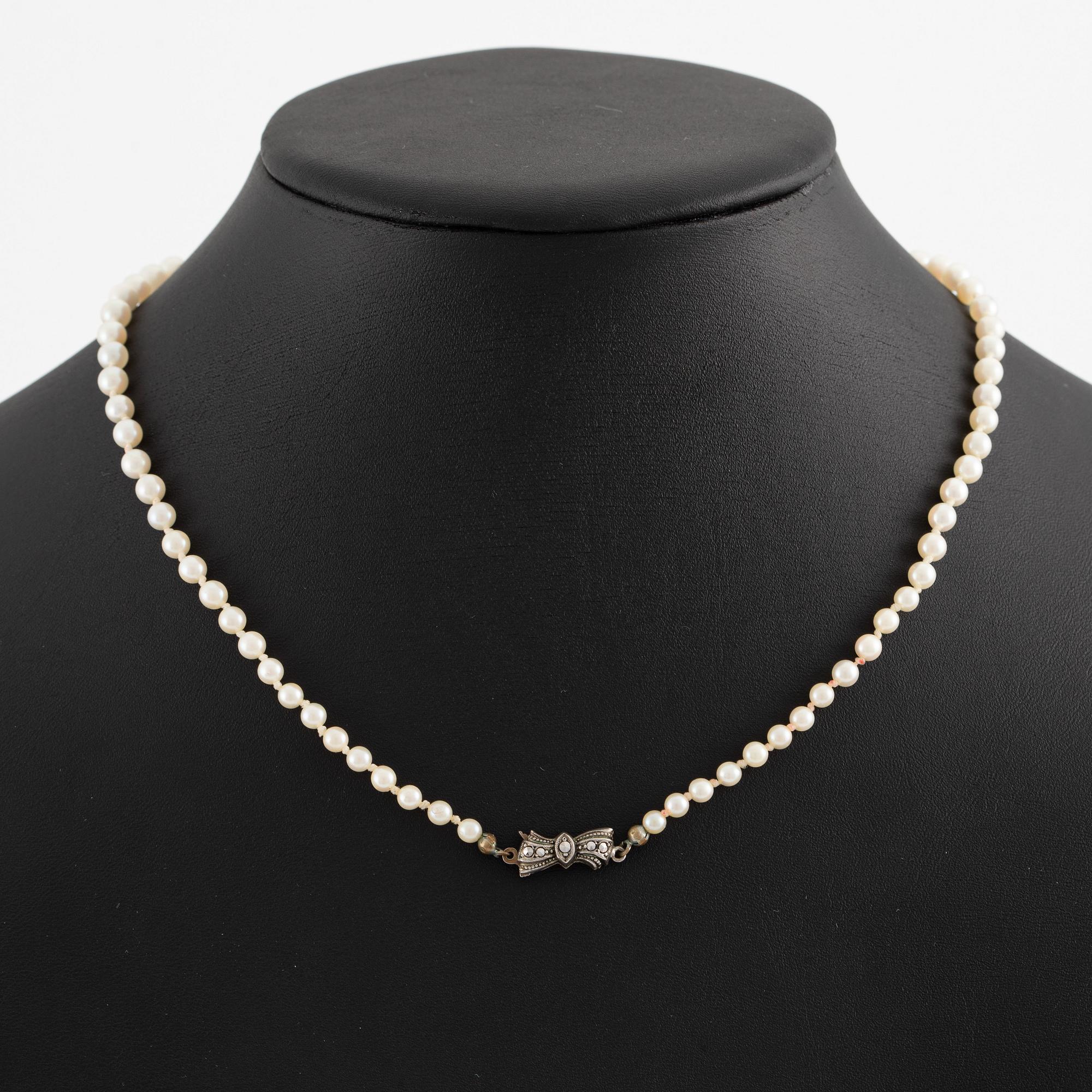 Pärlcollier, tre stycken, odlade pärlor, lås silver, varav ett saknar lås.