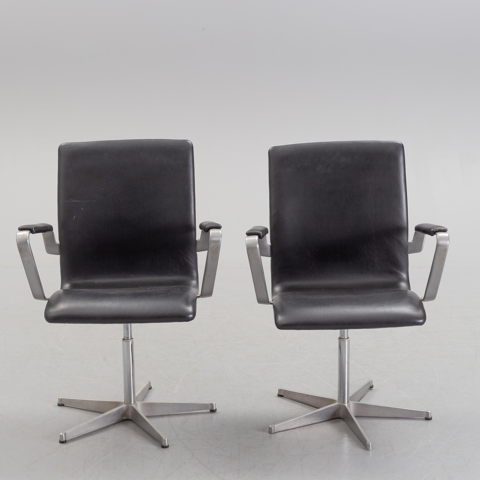 A pair of 'Oxford' arm chairs by Arne Jacobsen, Fritz Hansen, Denmark, 1985.