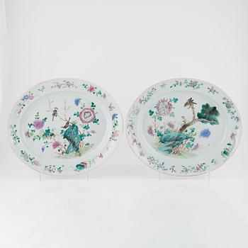 Two large serving dishes, Qing dynasty, 19th Century.