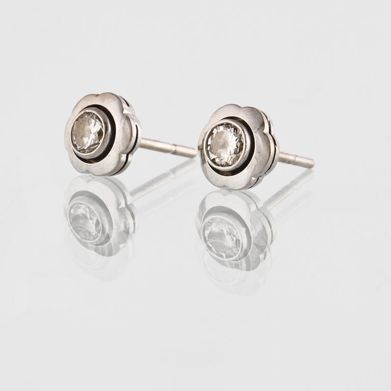 ÖRHÄNGEN, 18K vitguld med briljantslipade diamanter ca 0.36 ct. Vikt 2,7 gram.