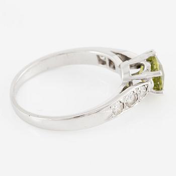 Ring in 18K white gold set with a checkerboard-cut peridot and brilliant-cut diamonds.