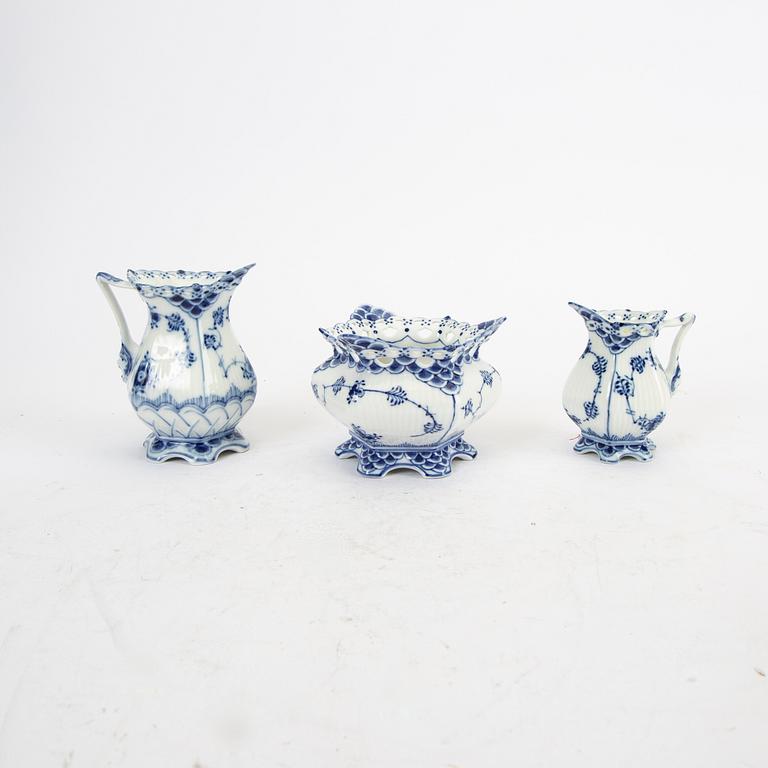 Service 45 dlr "Musselmalet" hel and halv blonde Royal Copenhagen Denmark porcelain.