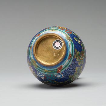 VAS, cloisonné. Qingdynastin, 1800-tal.