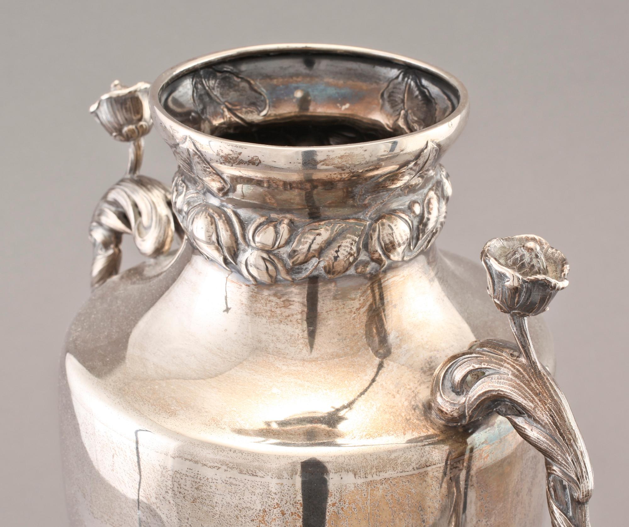 HÄNKELVASER, ett par, silver, C G Hallberg, Stockholm, 1907.