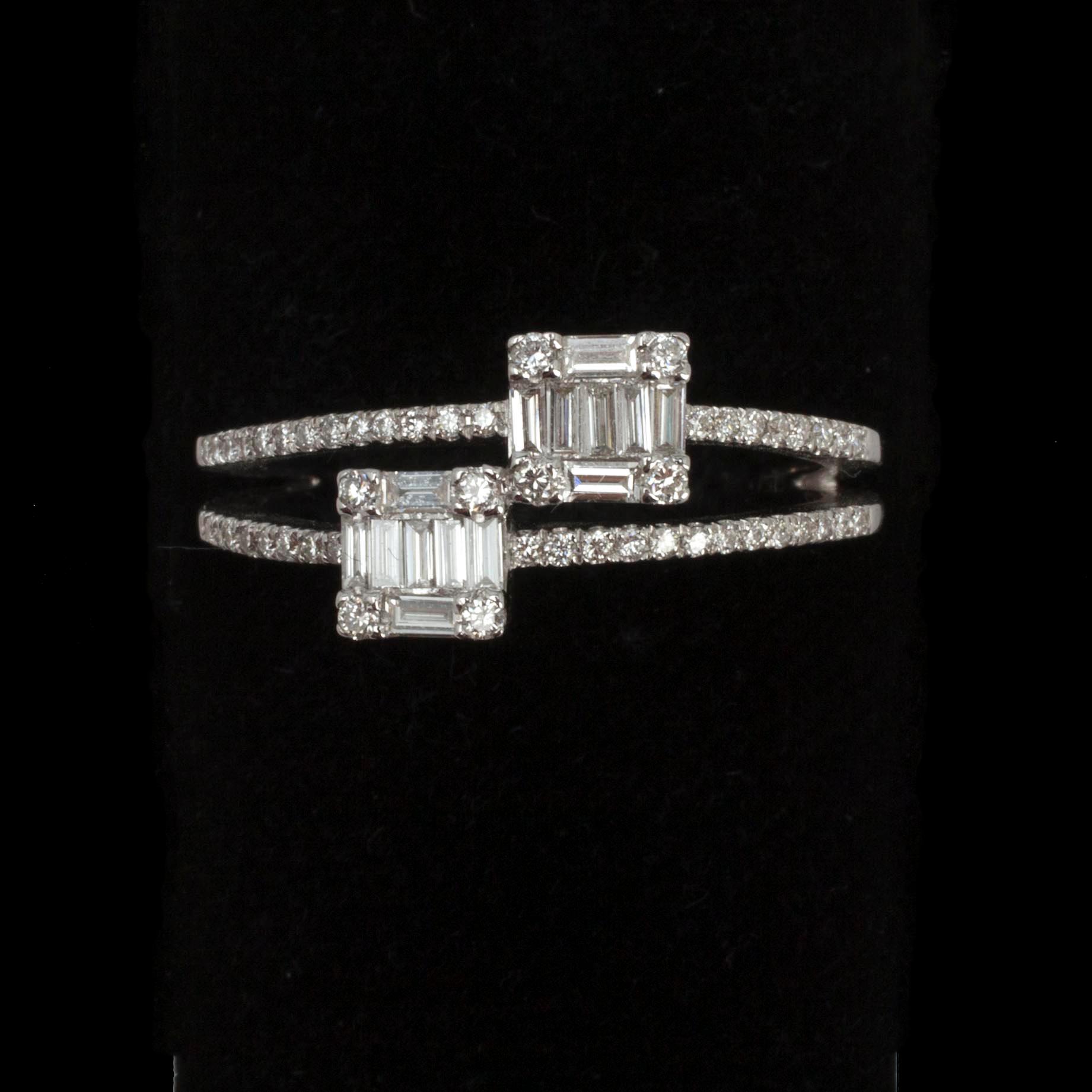 RING, vitguld 18K. Baguette- och briljantslipade diamanter tot. ca 0.52 ct. Paino 4,3 g.