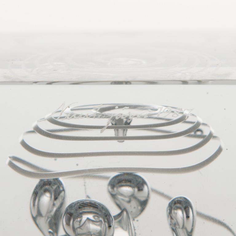 OIVA TOIKKA, A glass year cube signed Oiva Toikka Nuutajärvi 1987 and numbered 50/2000.