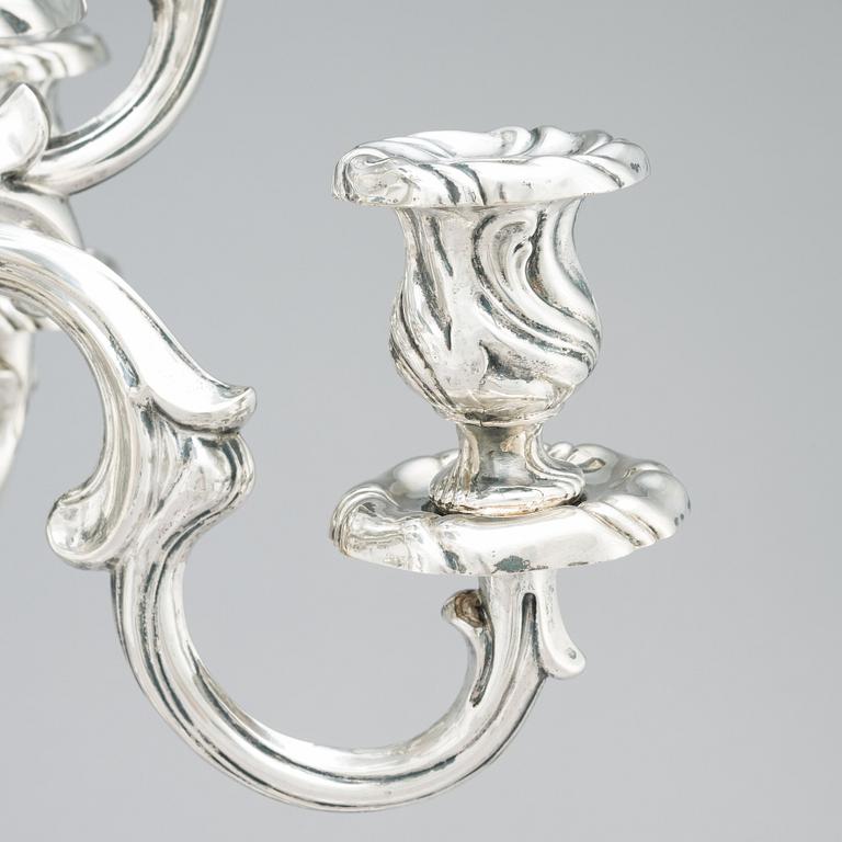 Hermann Julius Wilm, kandelabrar, silver 750, ett par, Louis XV-stil, Berlin, omkring år 1900.