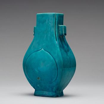 A turquoise glazed vase, Qing dynasty, Kangxi (1662-1722).