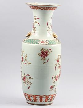 GOLVVAS, porslin, Kina, 1900-talets första hälft.