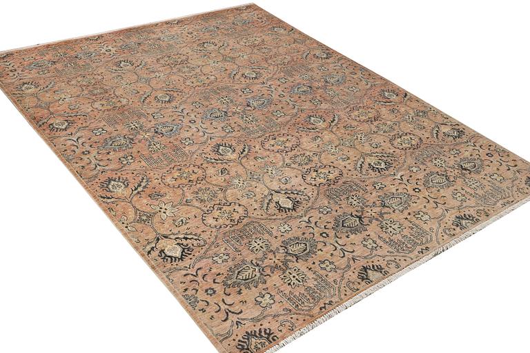 An Ushak carpet, c. 288 x 206 cm.