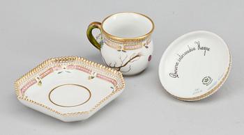 KOPP MED FAT samt LOCK TILL SOCKERSKÅL, porslin, "Flora Danica, Royal Copenhagen.