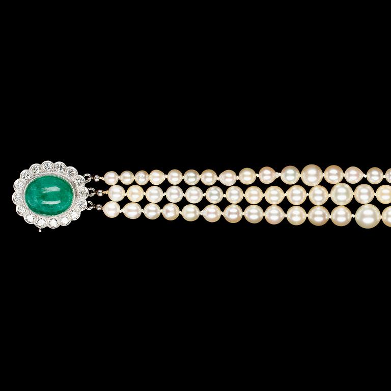 COLLIER, 3 rader odlade doserade pärlor, 7,8-5,2 mm, med lås med cabochonslipad smaragd och diamanter.