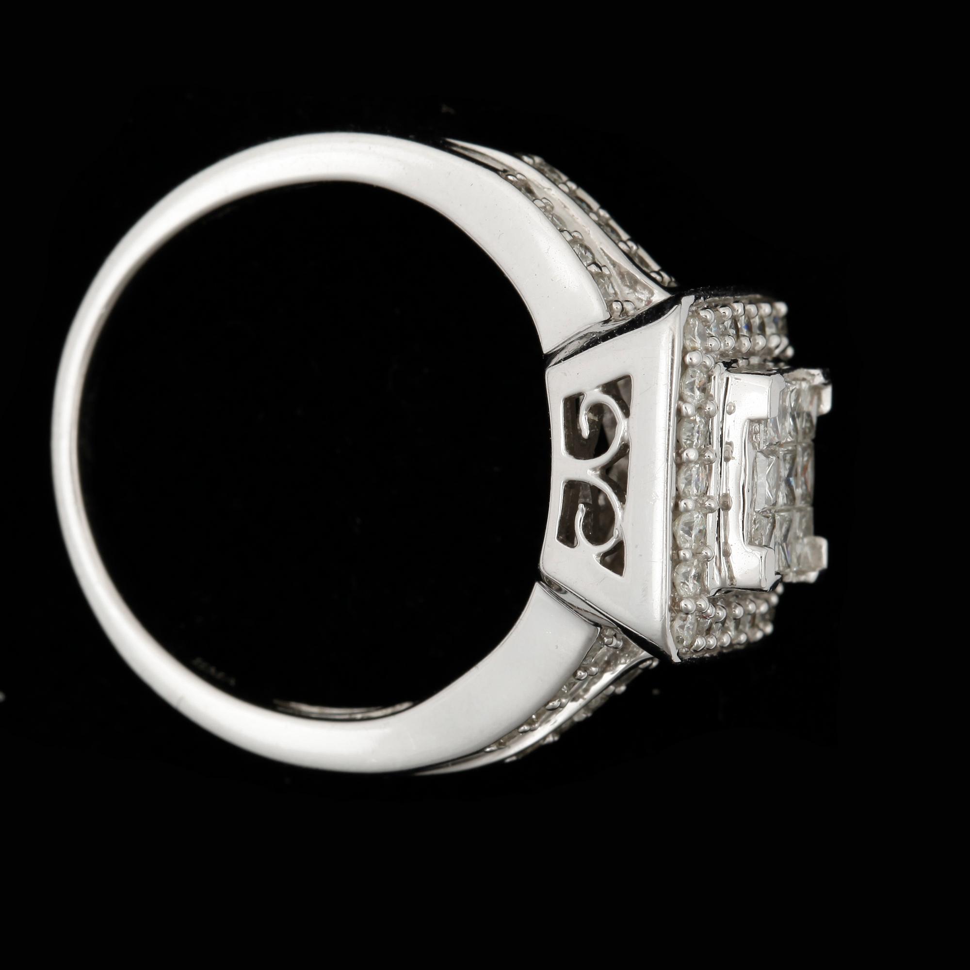RING, 14k vitguld med 9 prinsesslipade diamanter samt flera små briljantslipade diamanter. Vikt ca 6,4 gram.