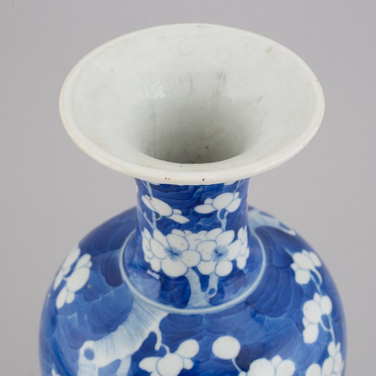 Vas, porslin. Qingdynastin, sent 1800-tal.