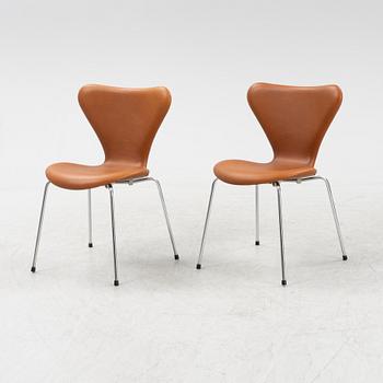 A set of six leather upholstered 'Series 7' chairs by Arne Jacobsen for Fritz Hansen.