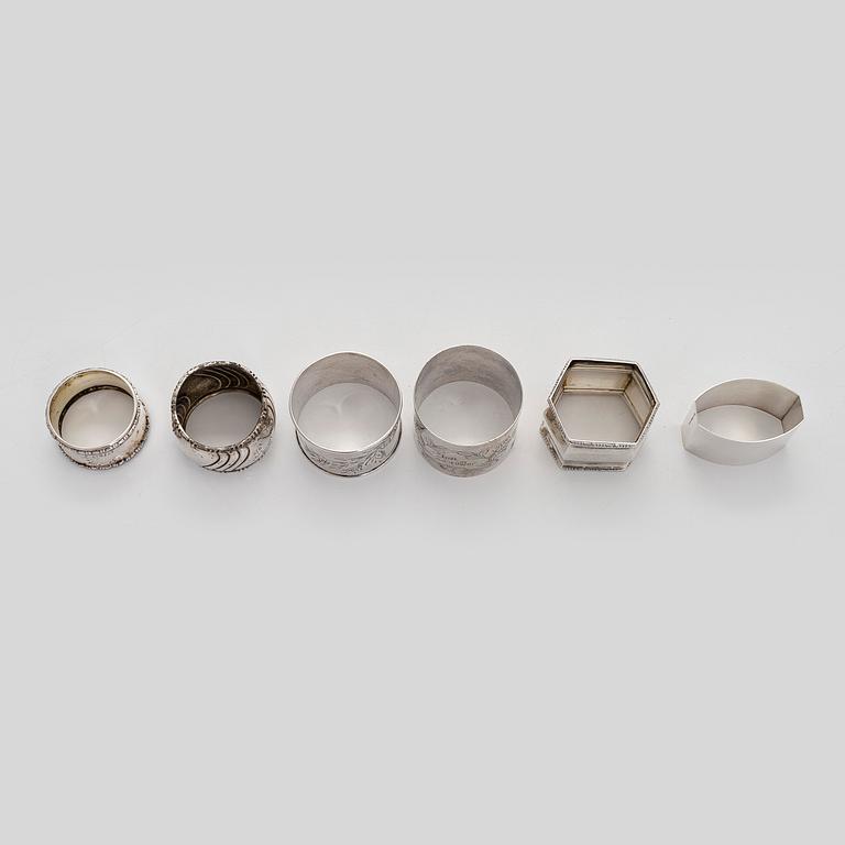 Servettringar 6 st och sockertångar 4 st, silver, olika stämplar 1893-1936.