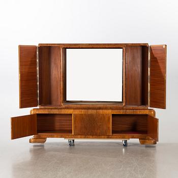 A German Art Deco cabinet from Deutsche Wohnkultur.