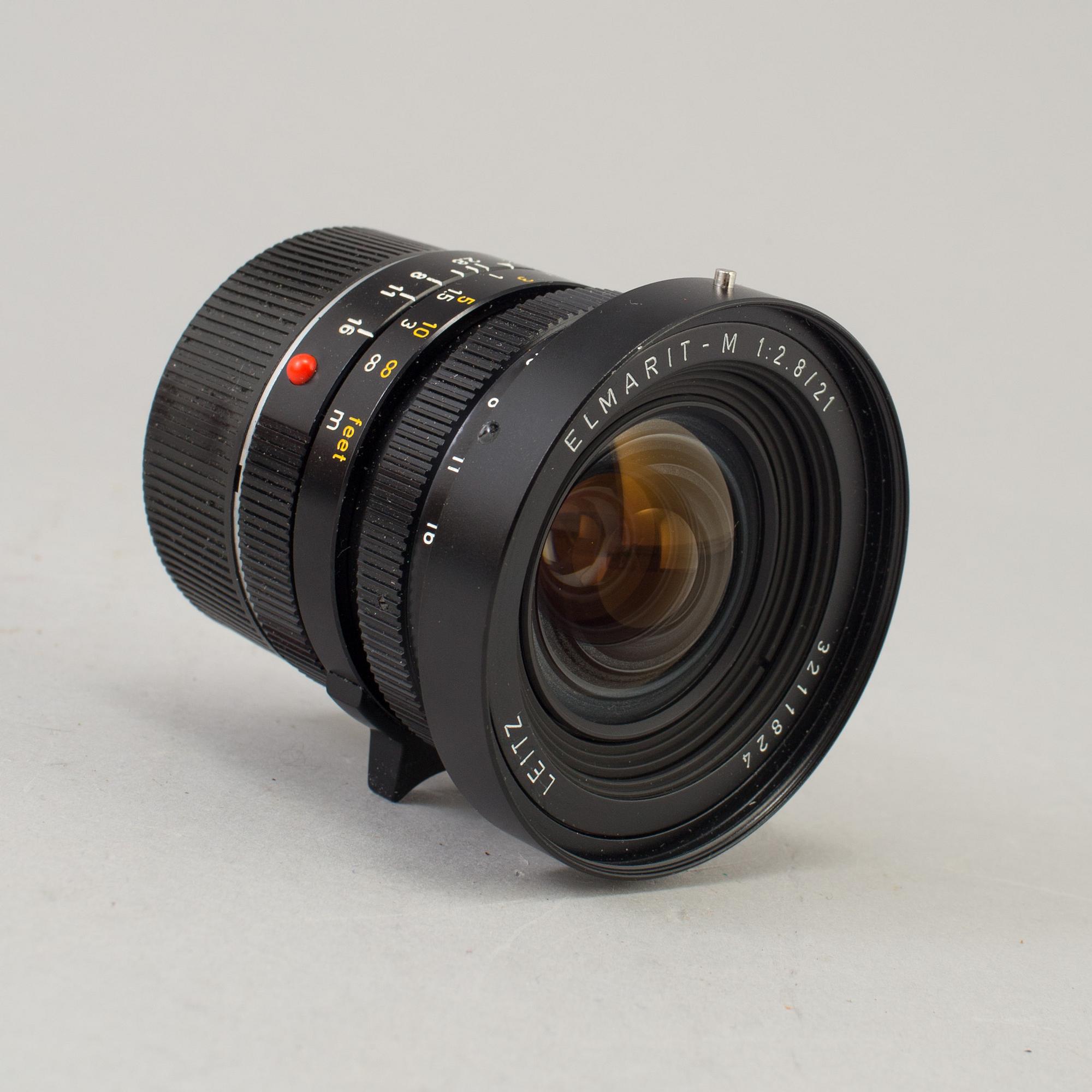 A black Leica Elmarit -M 1:2.8/21 no 3211824 from Leitz Canada with viewfinder and original box.