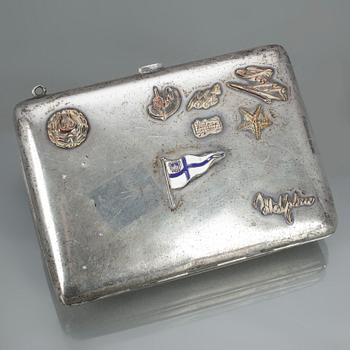 CIGARETTETUI, låghaltigt silver 813, Kultateollisuus, Åbo, Finland, 1916. Vikt ca 208g.