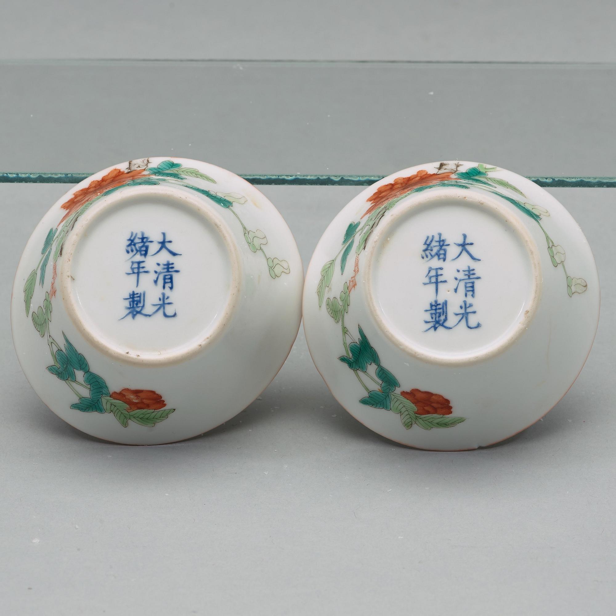 KOPPAR, fyra stycken, porslin. Qingdynastin, omkring 1900 med Guangxus märke.