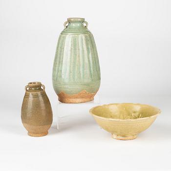 A set with two South East Asian jars and a bowl, 17th/18th Century.