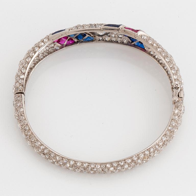Armring platina med gammal- och rosenslipade diamanter samt fasettslipade safirer och rubiner.