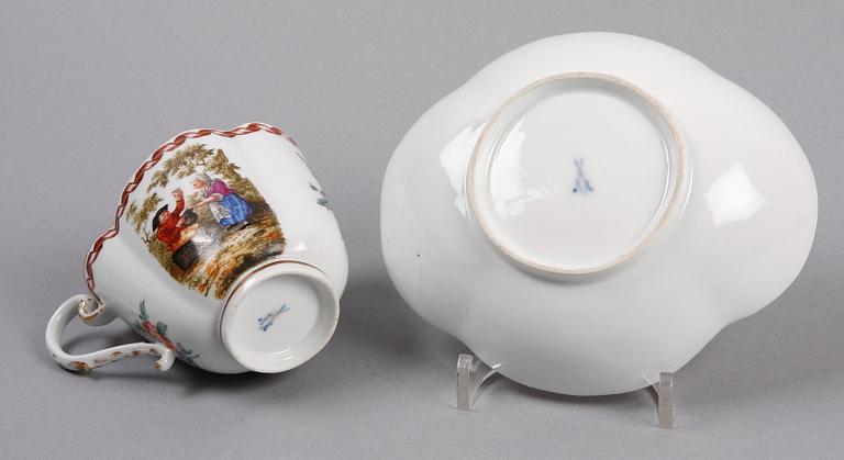 KAFFEKOPP MED FAT, porslin, Meissen. 1800-tal.